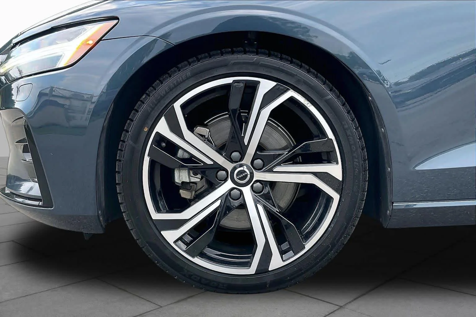 Used 2024  Volvo Core Dark Theme image 10