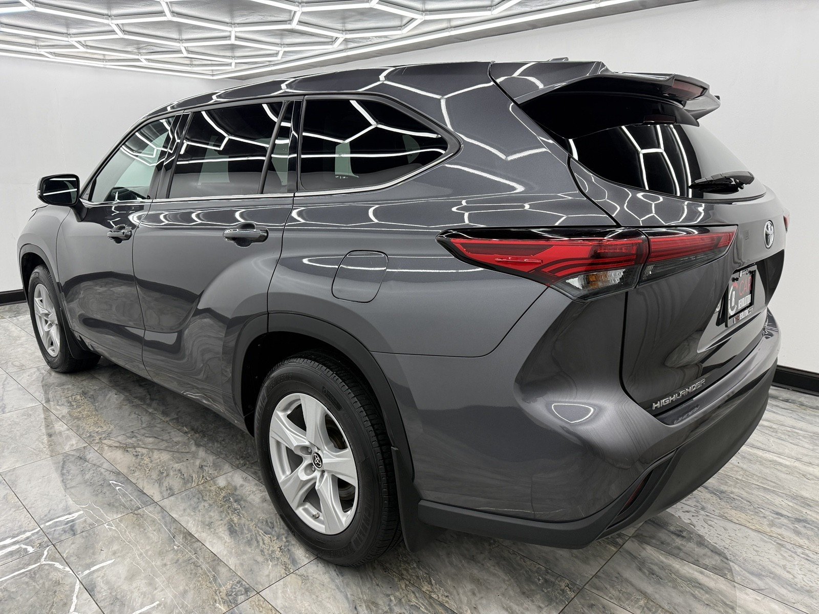2021 Toyota Highlander LE photo 4