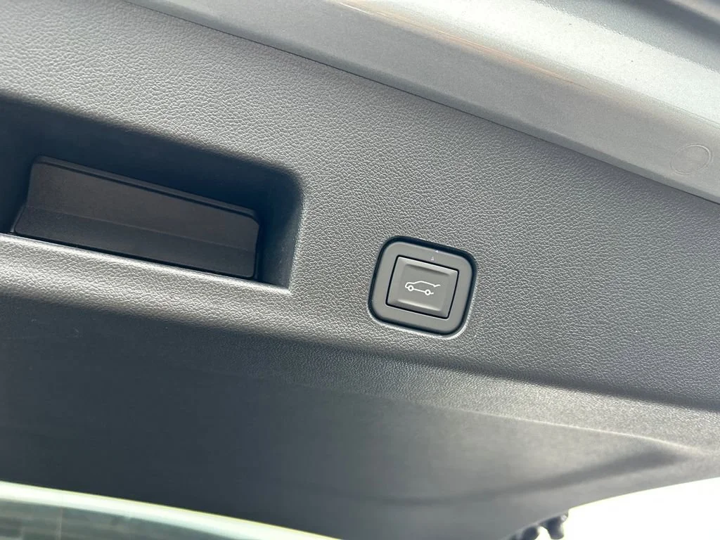 New 2026 Sterling Metallic GMC Elevation image 40