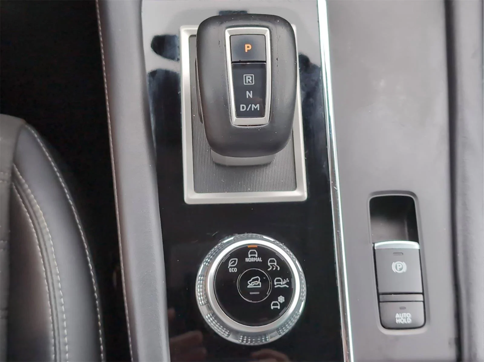 Used 2022 White Diamond Mitsubishi Black Edition image 18