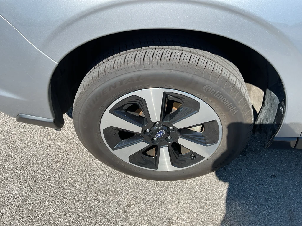 Used 2018 Ice Silver Metallic Subaru Limited image 5