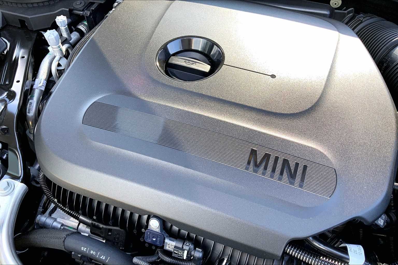 New 2026 Midnight Black II Metallic MINI Signature Plus image 17