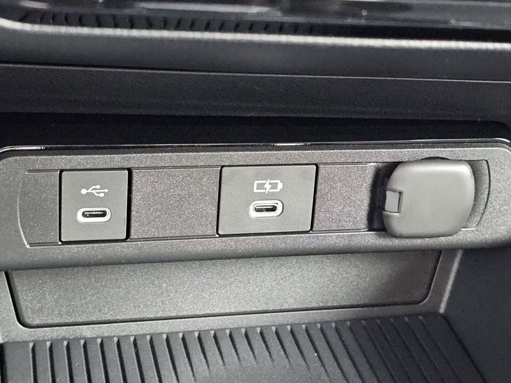 2026 Toyota Prius Plug-in Hybrid SE - Photo 14