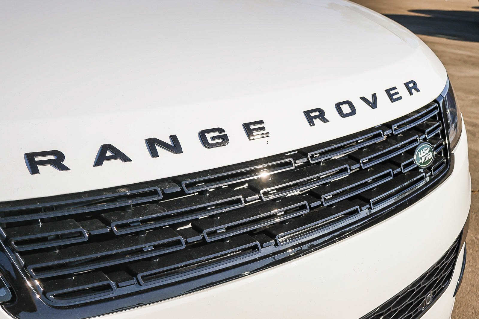 New 2026 Fuji White LAND ROVER Dynamic SE image 16
