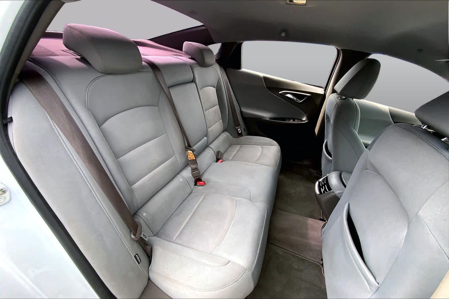 Used 2018 SUMMIT WHITE Chevrolet LT image 20