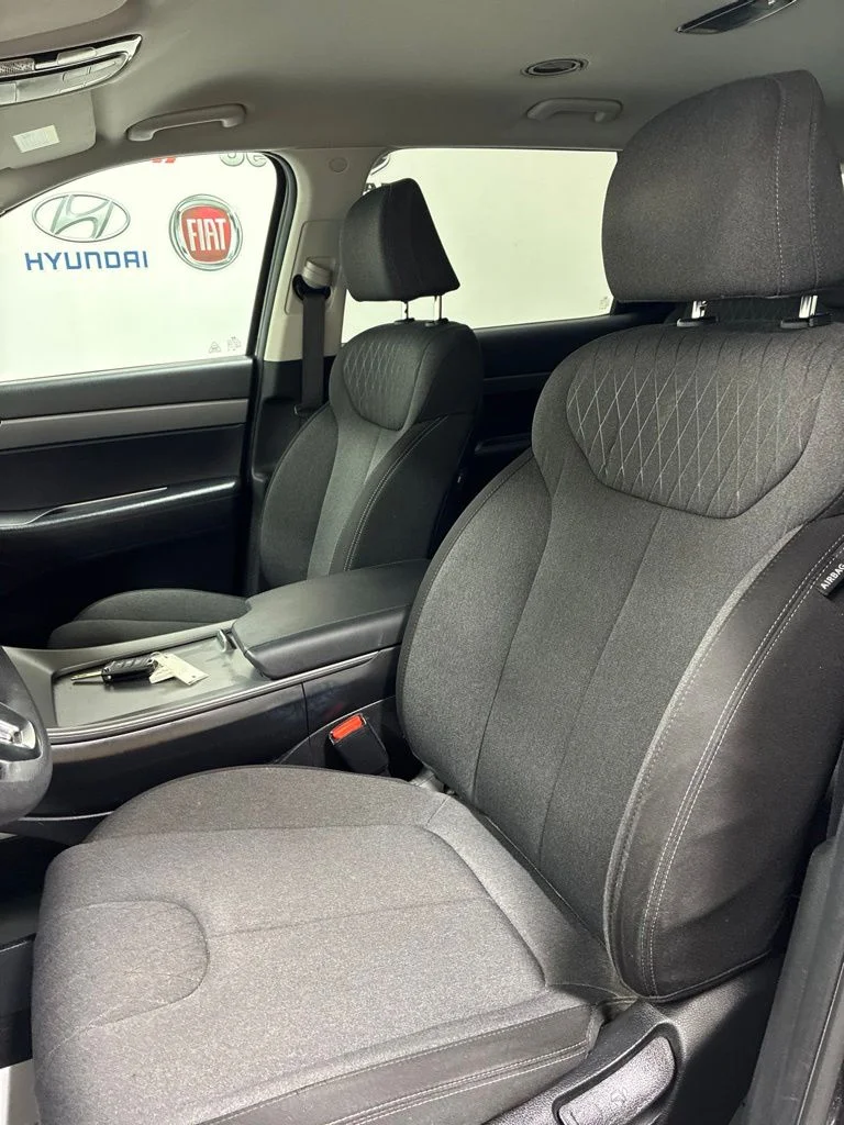 Used 2022 Black Hyundai SE image 9