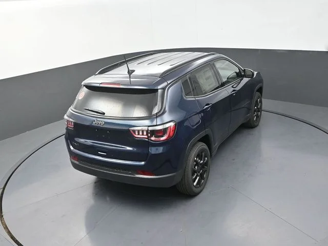New 2026 Fathom Blue Pearl-Coat Exterior Paint Jeep Latitude image 18