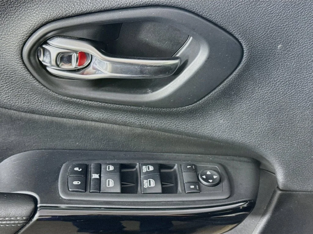 Used 2019 Black Jeep Latitude Plus image 22