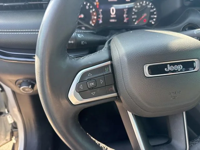 Used 2022 White Jeep Latitude image 17