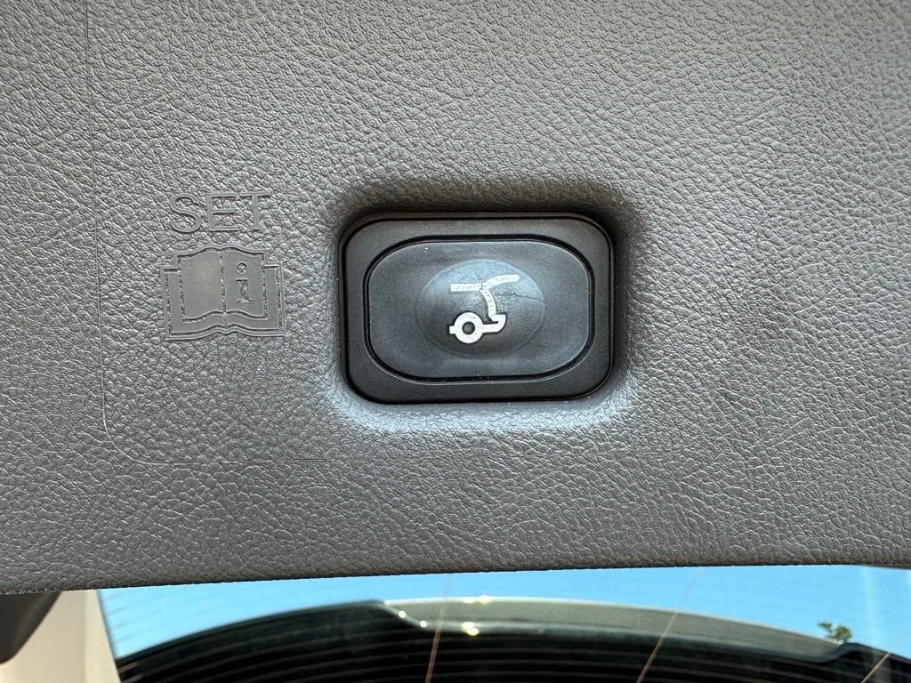Used 2023 Gray Lincoln Standard image 22