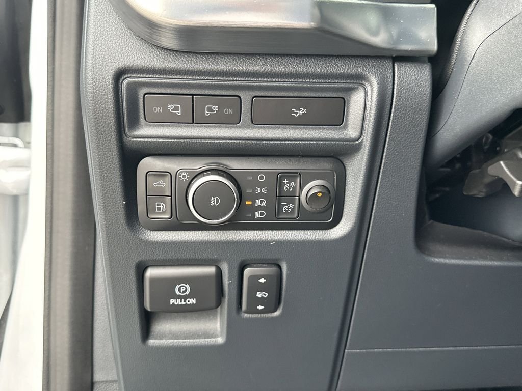 Used 2022 White Ford Lariat image 19