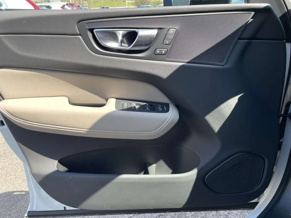 2026 Volvo XC60 Plus - Photo 32