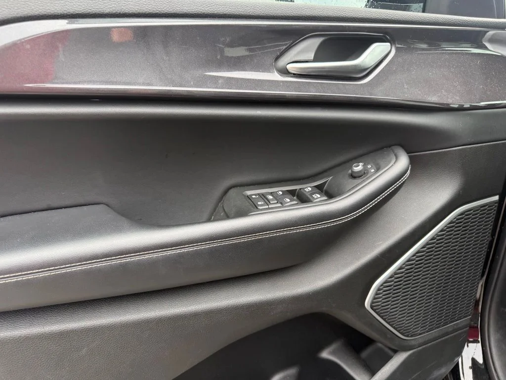 Used 2021 Black Jeep Altitude image 5