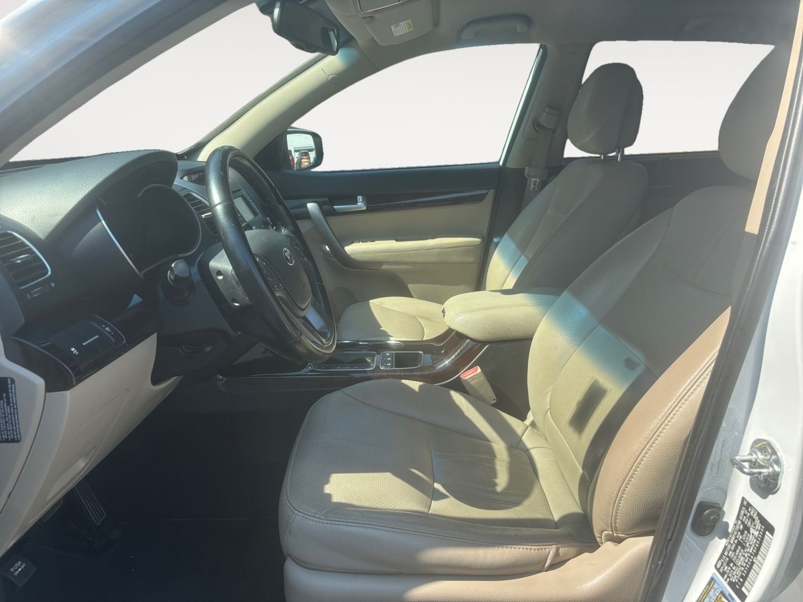 Used 2015 White Kia EX image 9