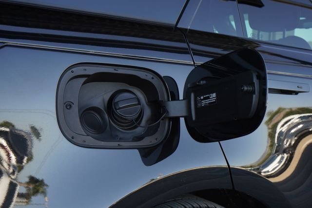 Used 2024  Land Rover Dynamic SE image 12