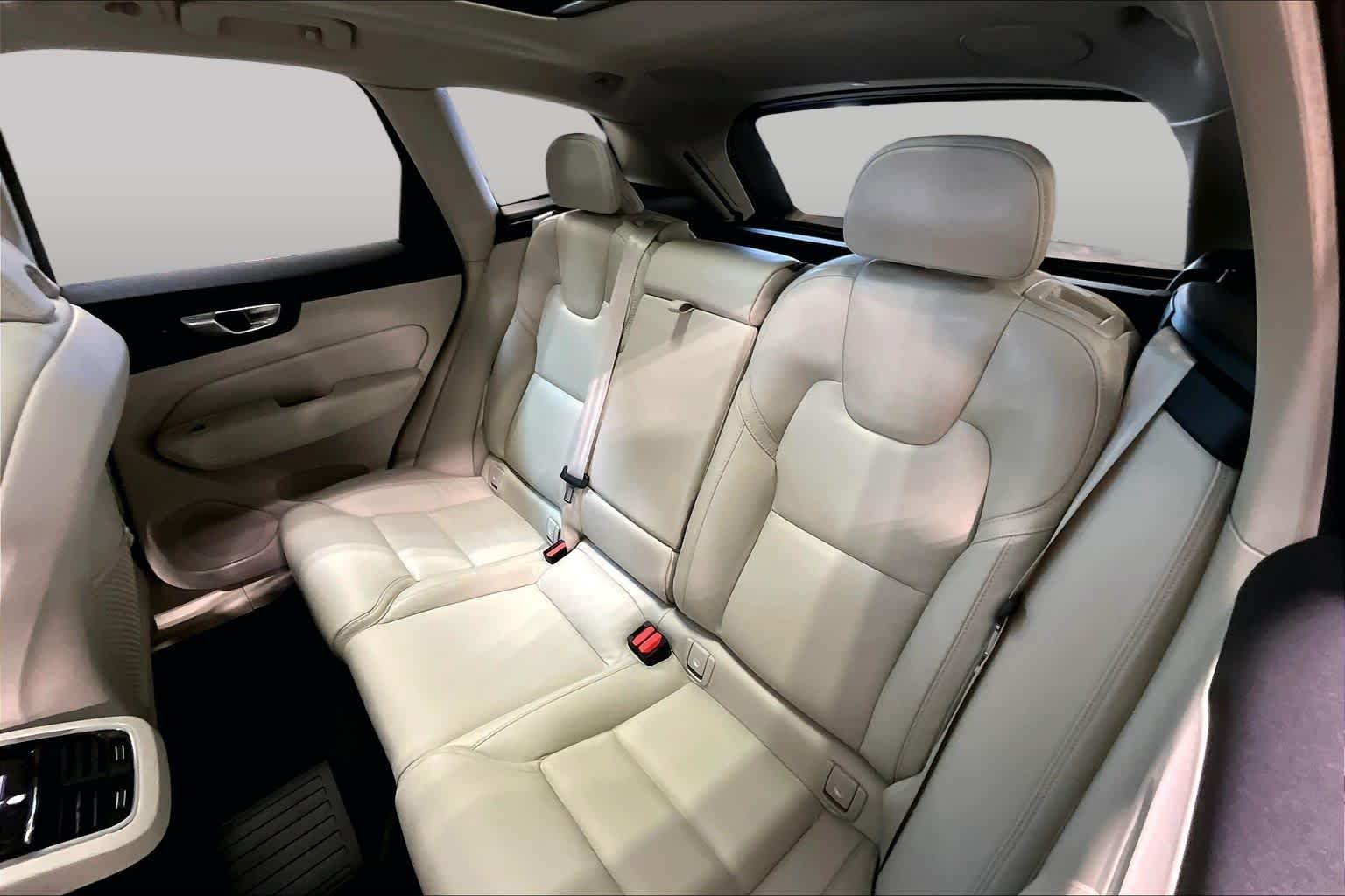 Used 2023 Crystal White Metallic Volvo Ultimate Dark Theme image 20
