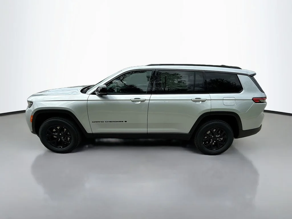 New 2026 Silver Zynith Jeep Laredo Altitude image 7