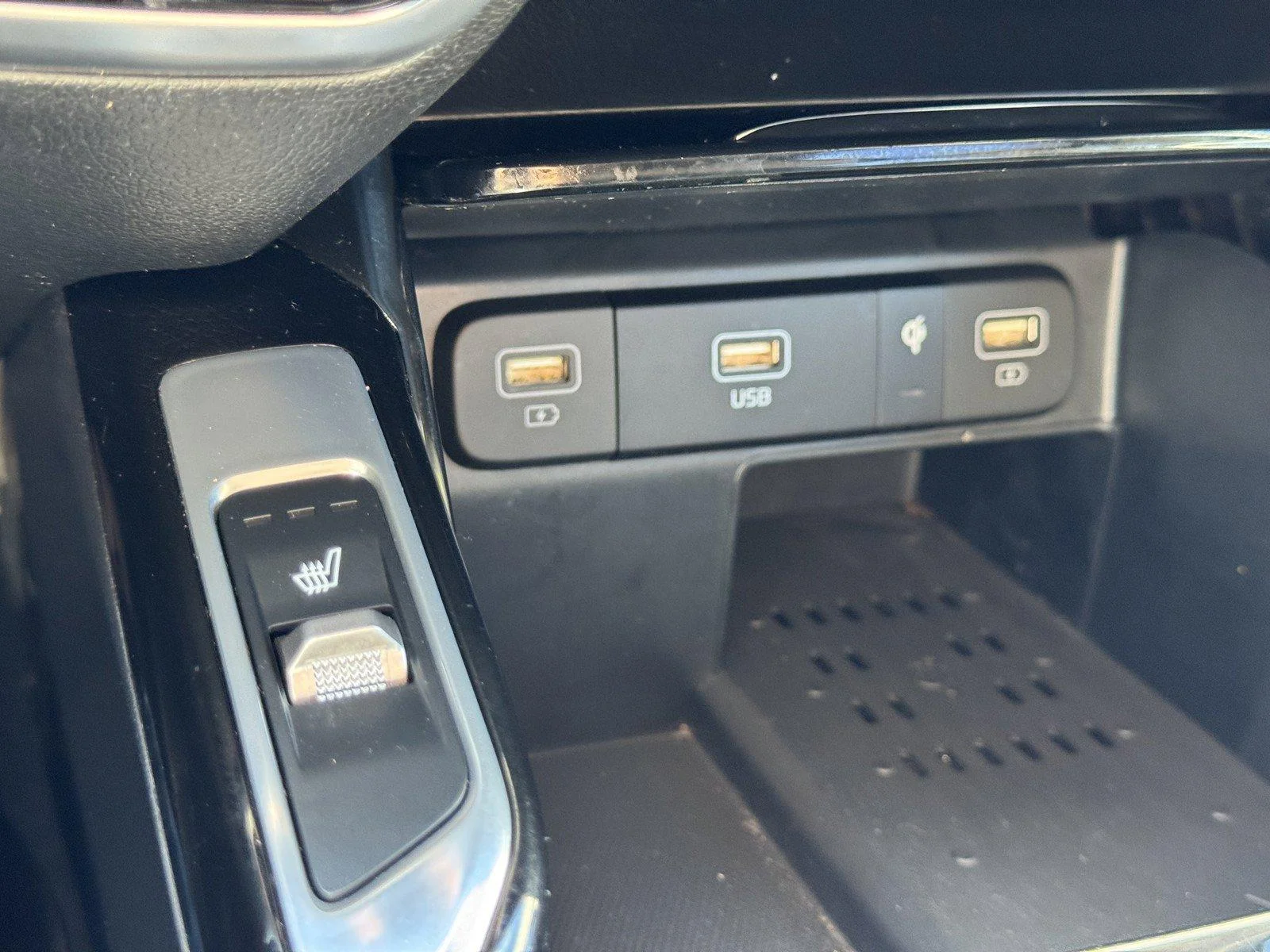 Used 2022 Snow White Pearl Kia SX image 25