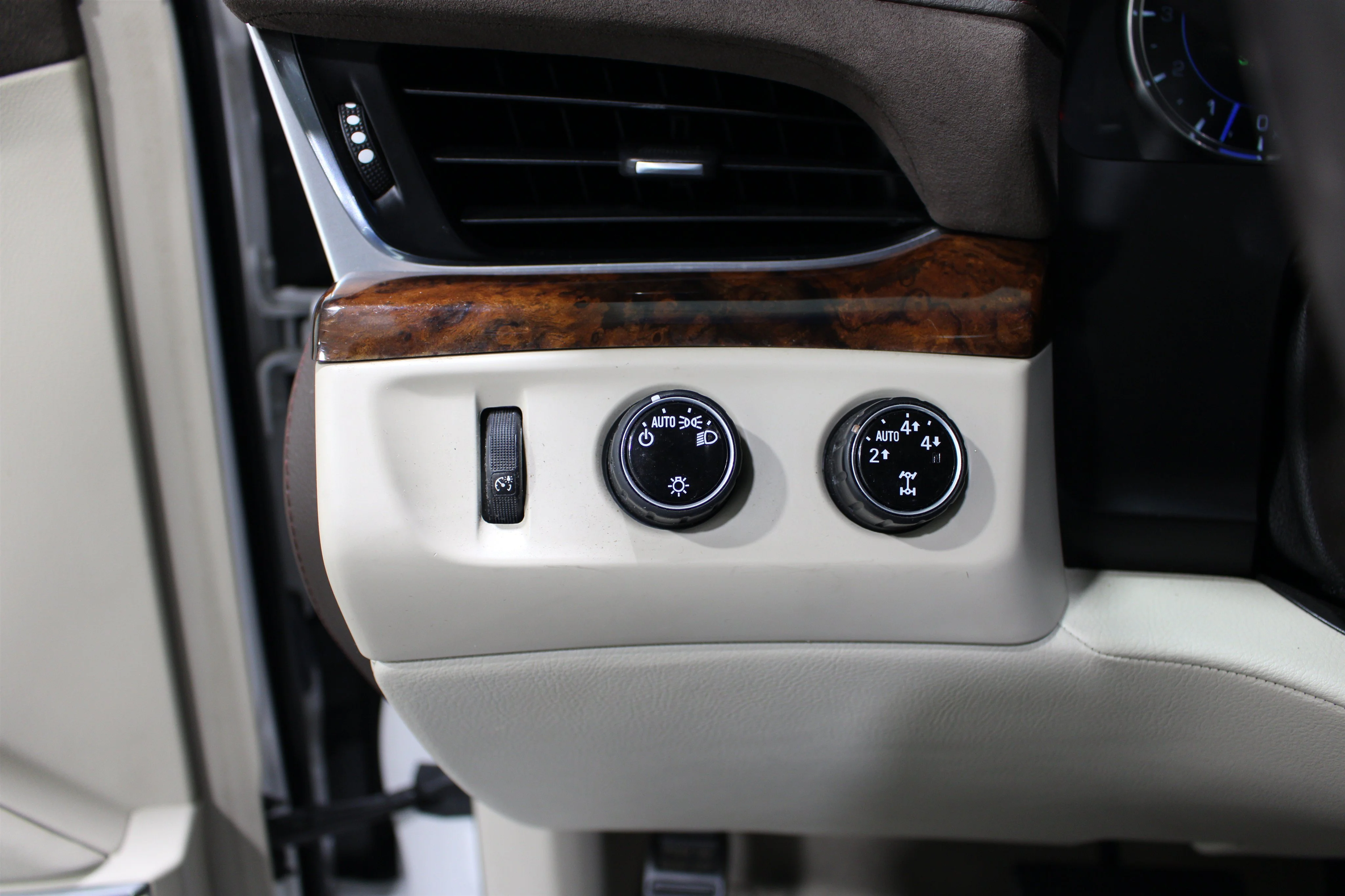 2016 Cadillac Escalade Luxury - Photo 9