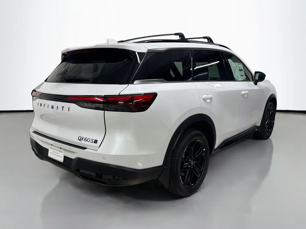 New 2027 RADIANT WHITE INFINITI SPORT image 9