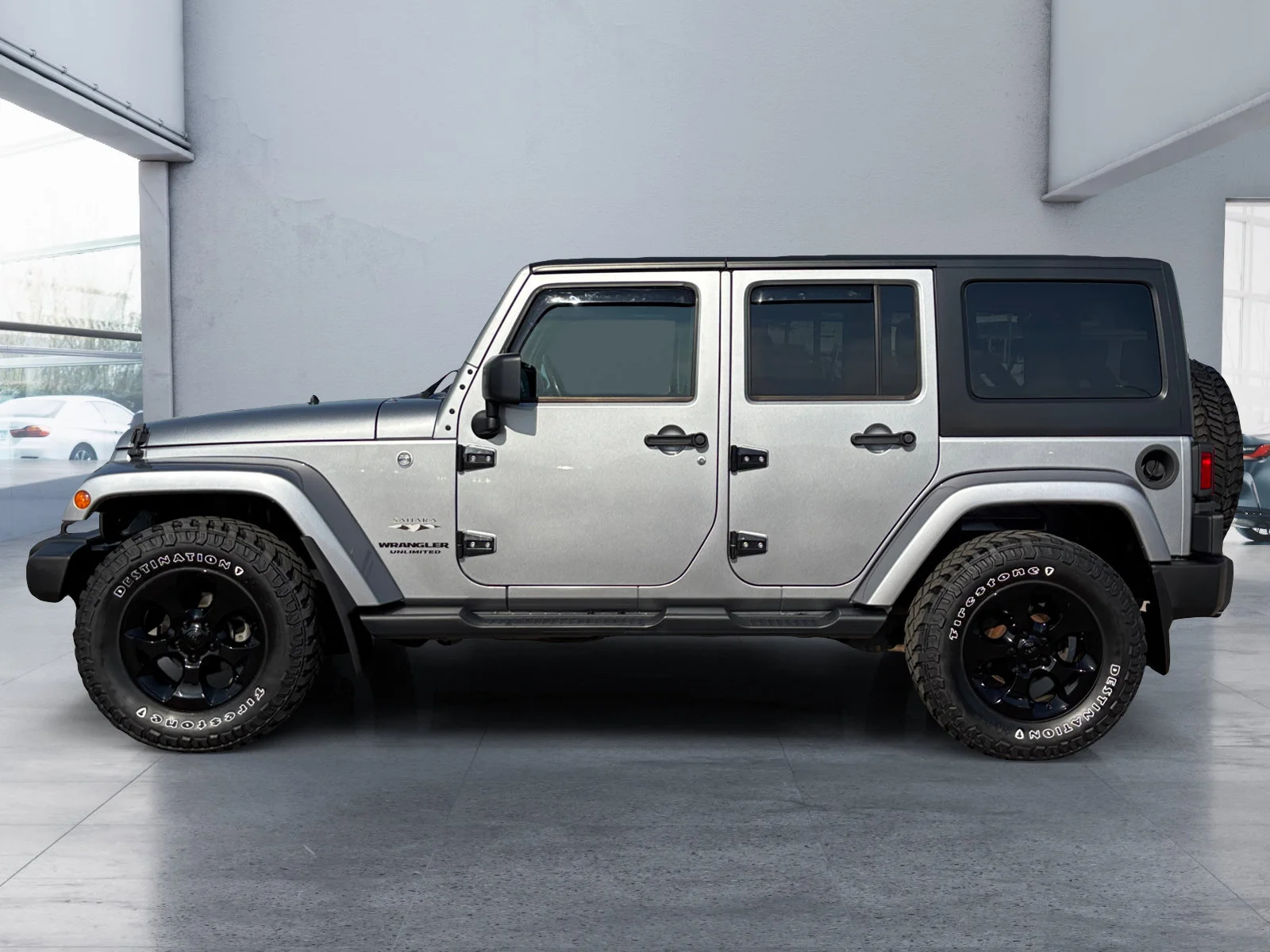 Used 2016 Silver Jeep Sahara image 2