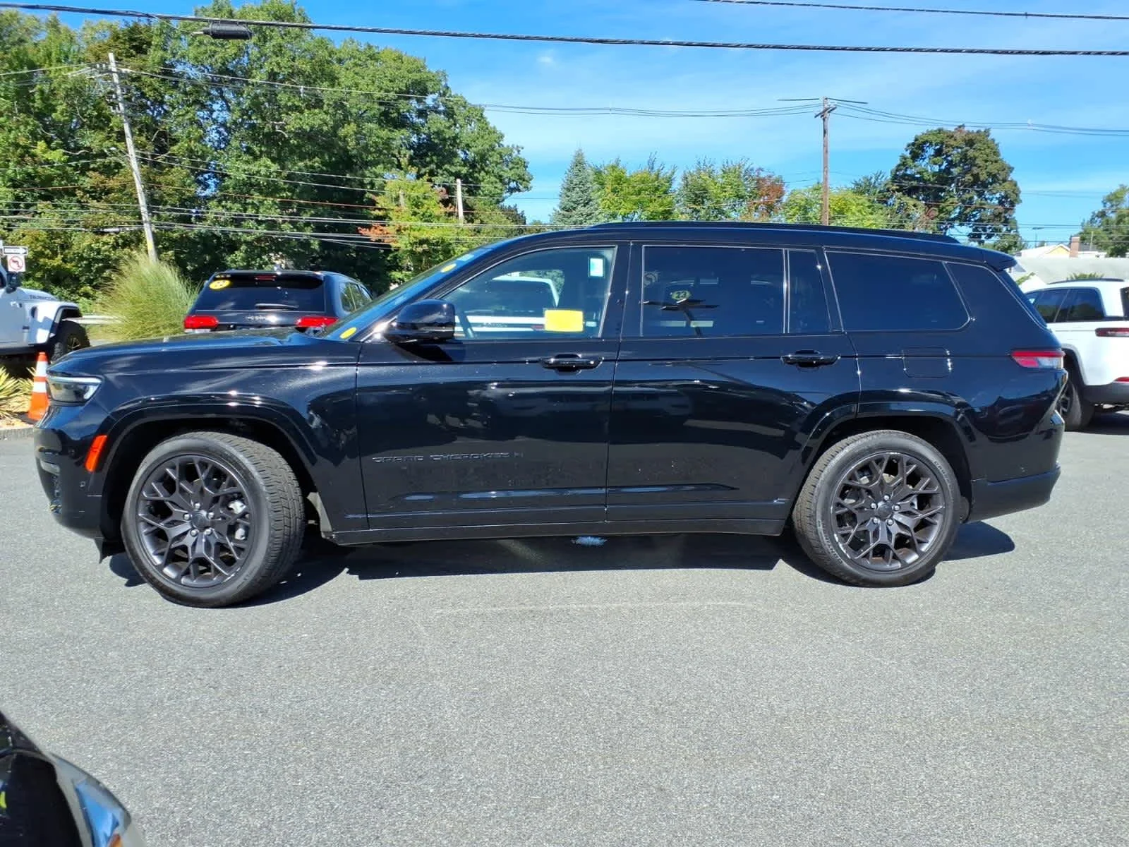 Certified Used 2023 Diamond Black Crystal Pearlcoat Jeep Summit Reserve image 12