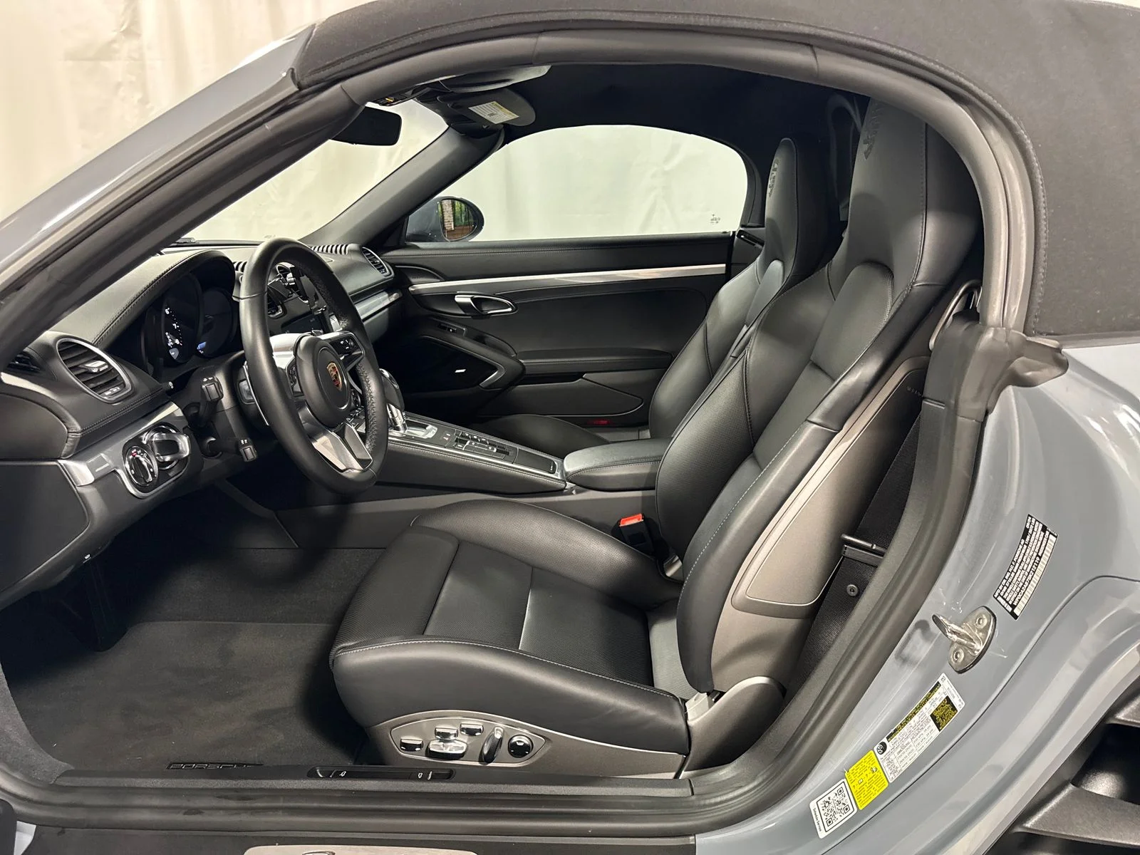 Used 2025  Porsche Base image 3