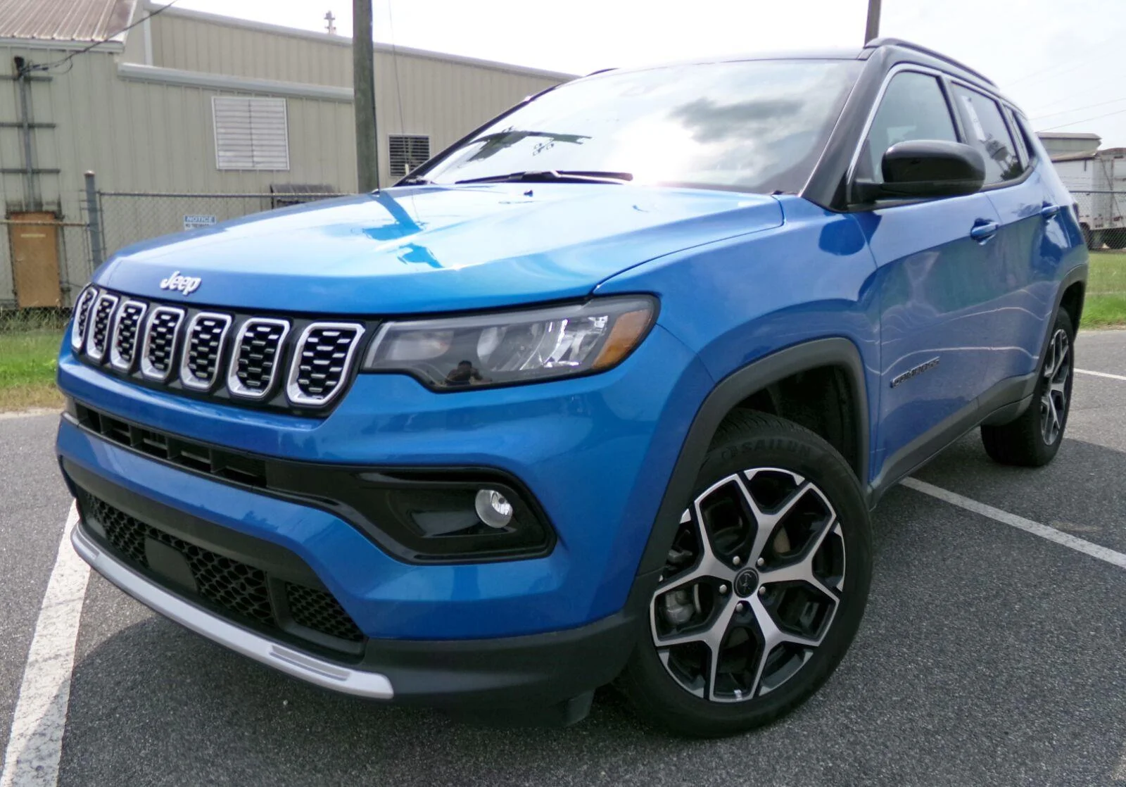 Used 2025 Hydro Blue Pearlcoat Jeep Limited image 1