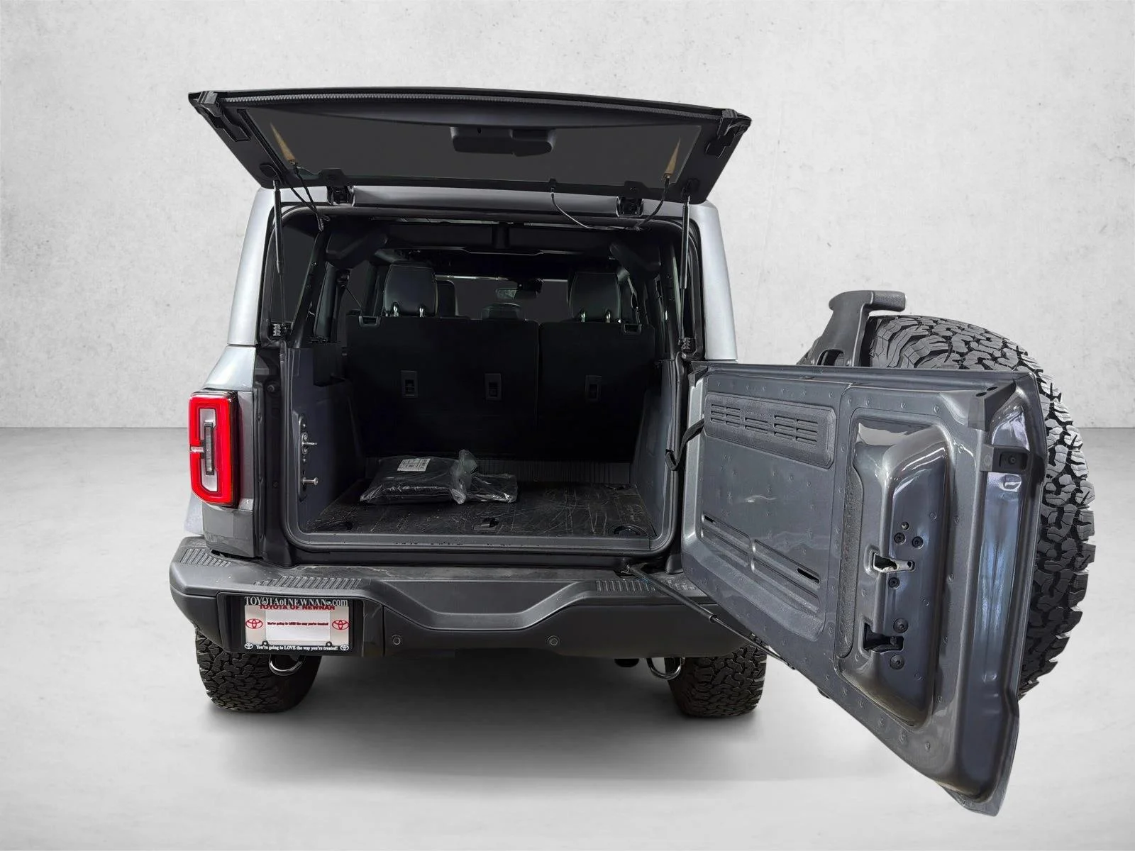 Used 2024 Gray Ford Badlands image 19