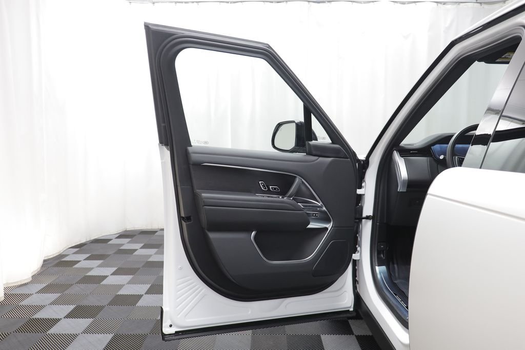 New 2026 Icy White Satin LAND ROVER SE image 5