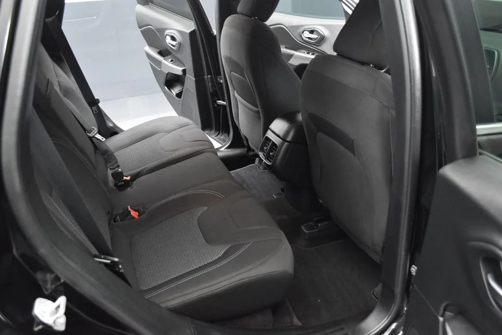 Used 2019 Black Jeep Latitude image 20