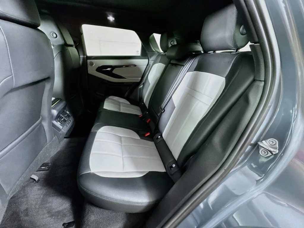 Used 2023 Gray Land Rover R-Dynamic SE image 31