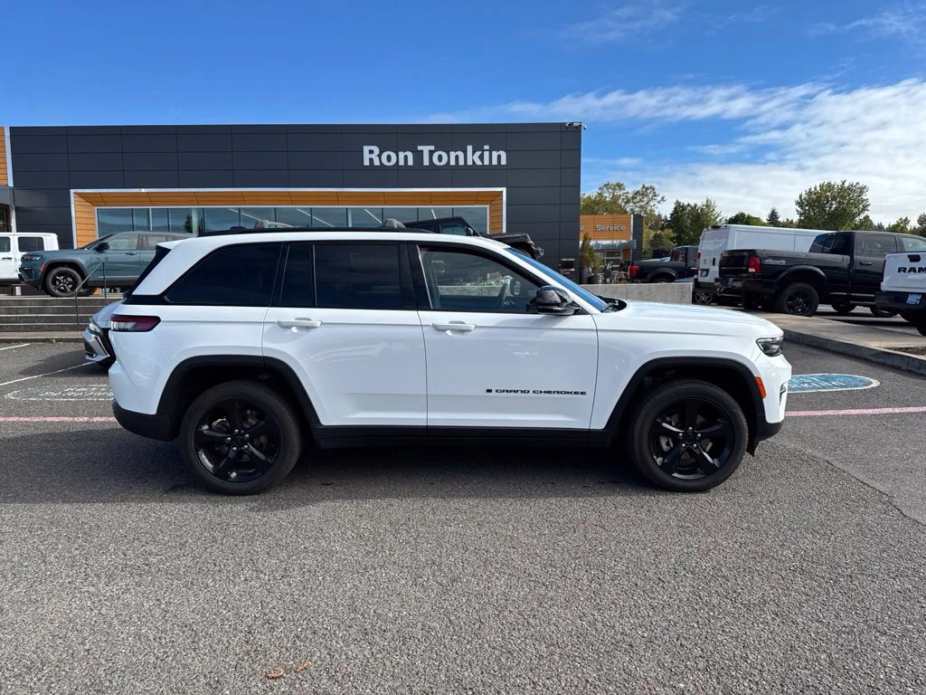 Used 2023 Bright White Clearcoat Jeep Altitude X image 11