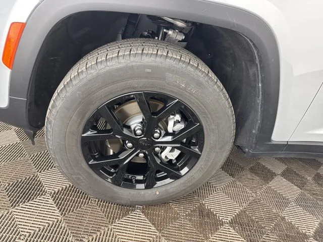 Used 2025 Silver Jeep Altitude image 31
