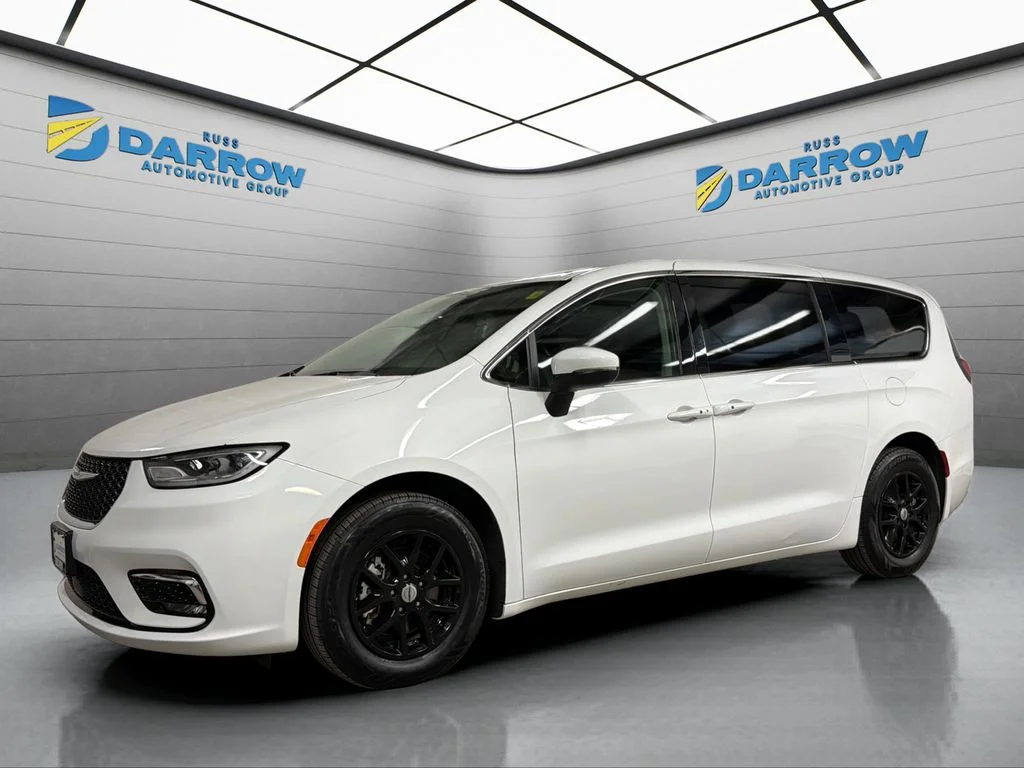 2023 Chrysler Pacifica Touring L's photo