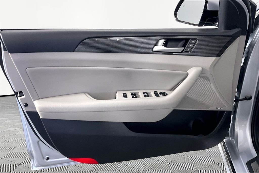 Used 2019 Silver Hyundai Limited image 18