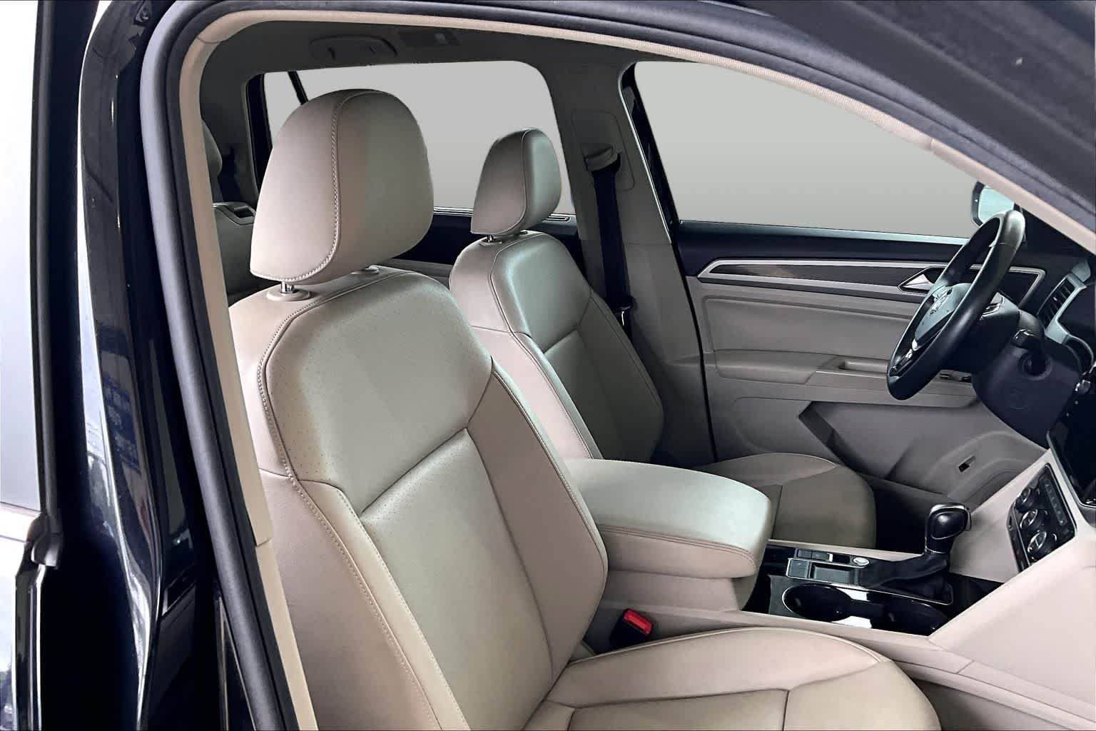 Used 2019 Deep Black Pearl Volkswagen 3.6L V6 SEL image 9