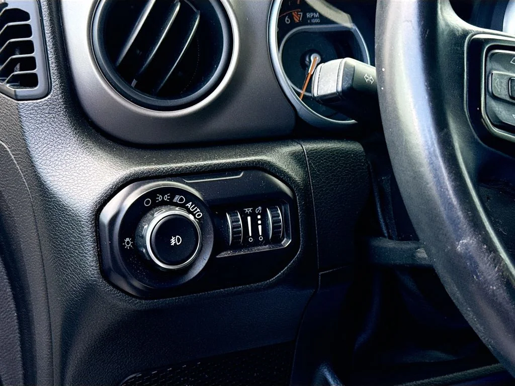Used 2018 Silver Jeep Unlimited Sport S image 11