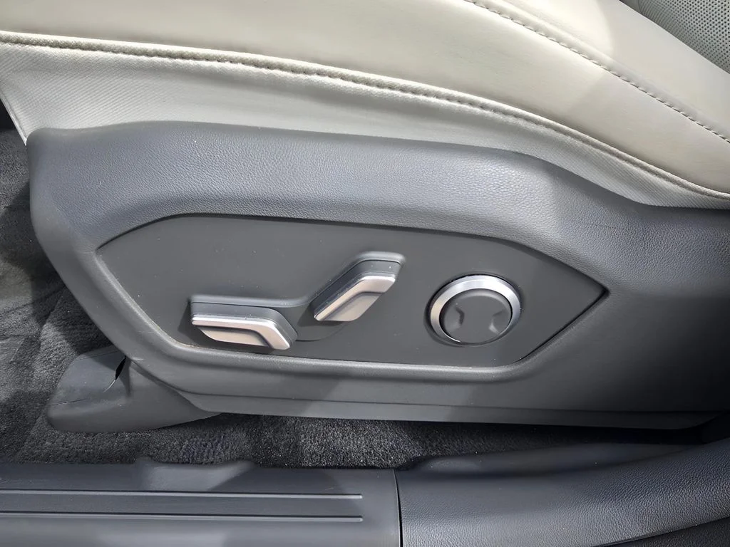 Used 2025 Shimmering Silver Hyundai SEL image 26