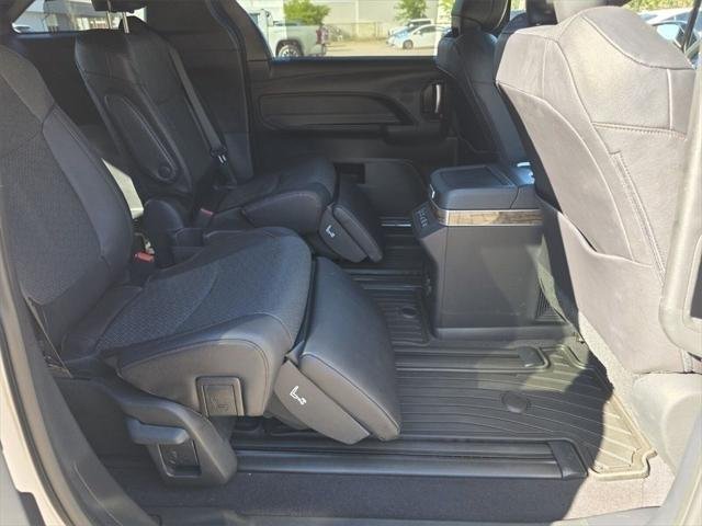2025 Toyota Sienna Platinum - Photo 17