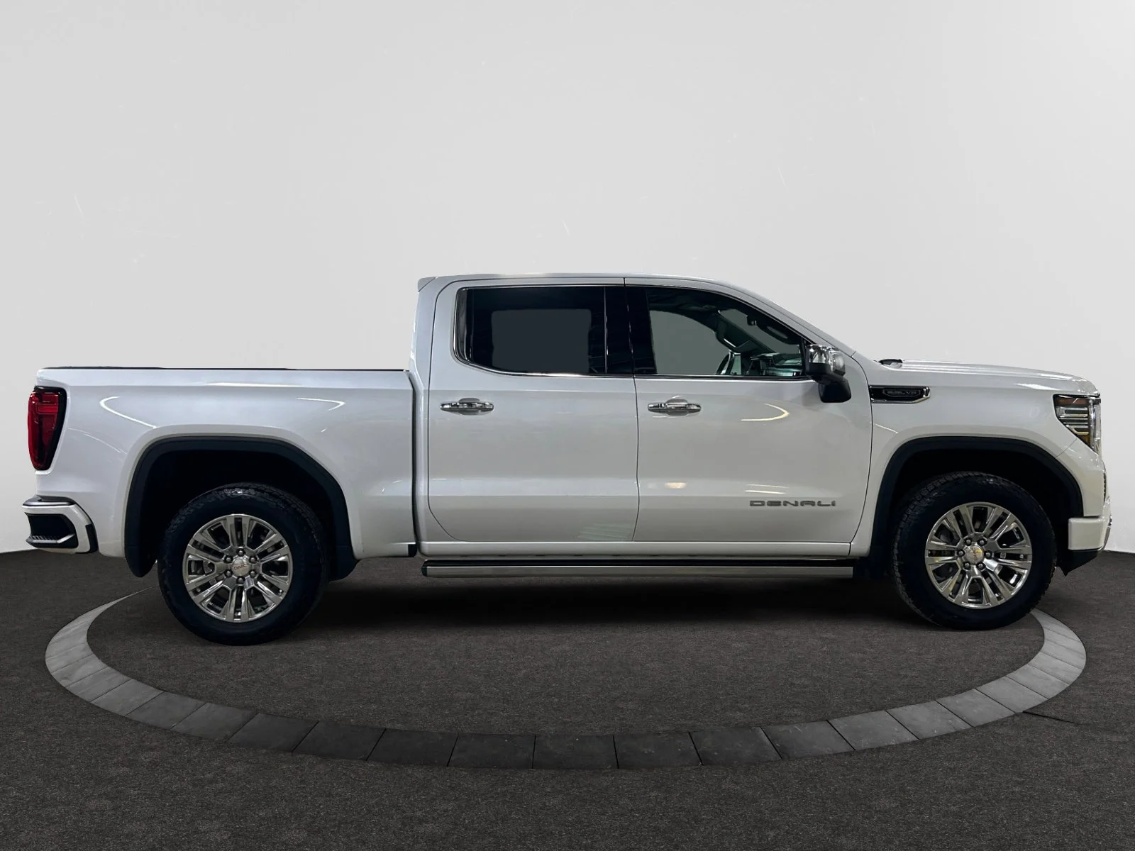 Used 2023 White GMC Denali Crew Cab image 6