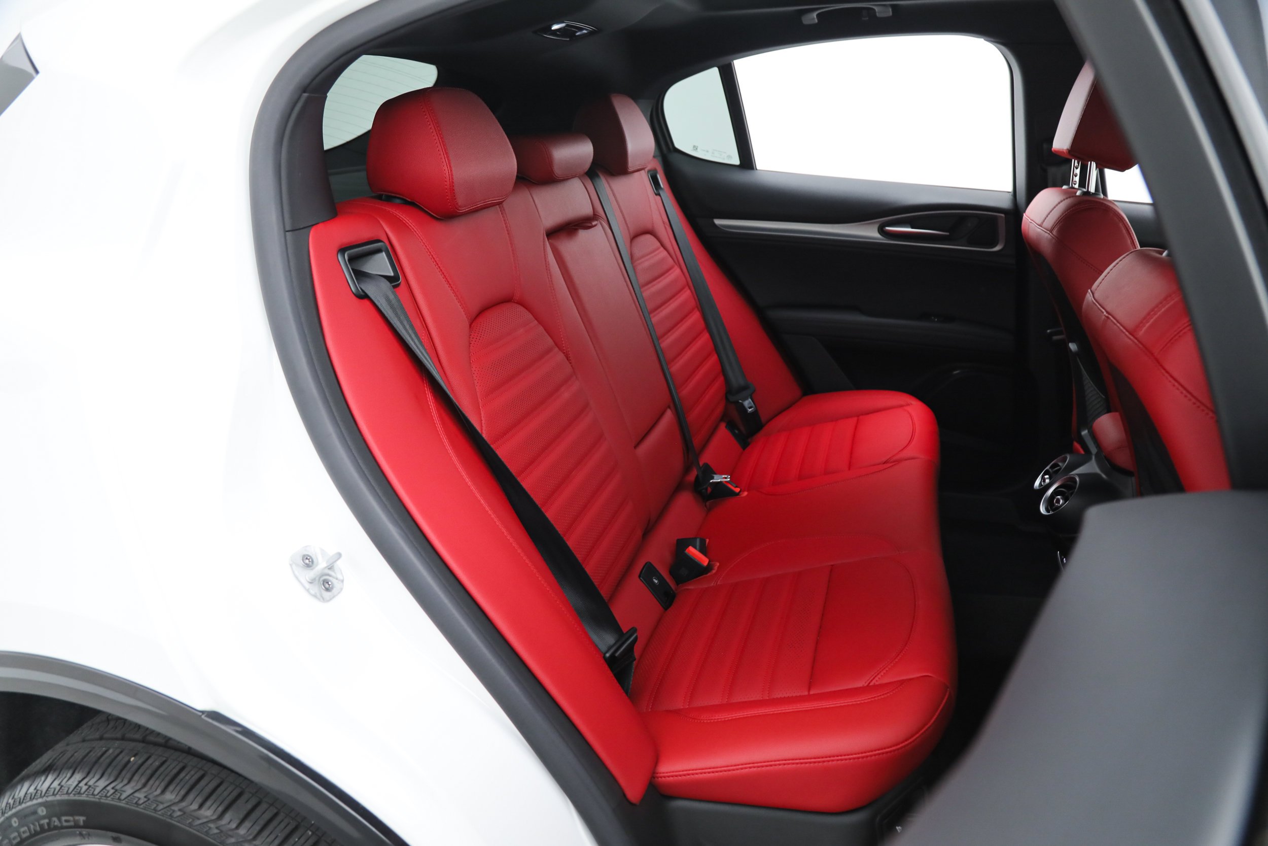 New 2025 Milano White Exterior Paint Alfa Romeo  image 13