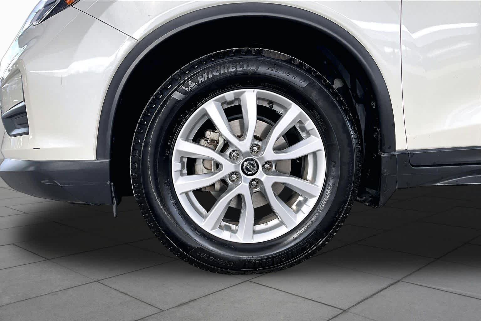 Certified Used 2020 Pearl White Tricoat Nissan SV image 11