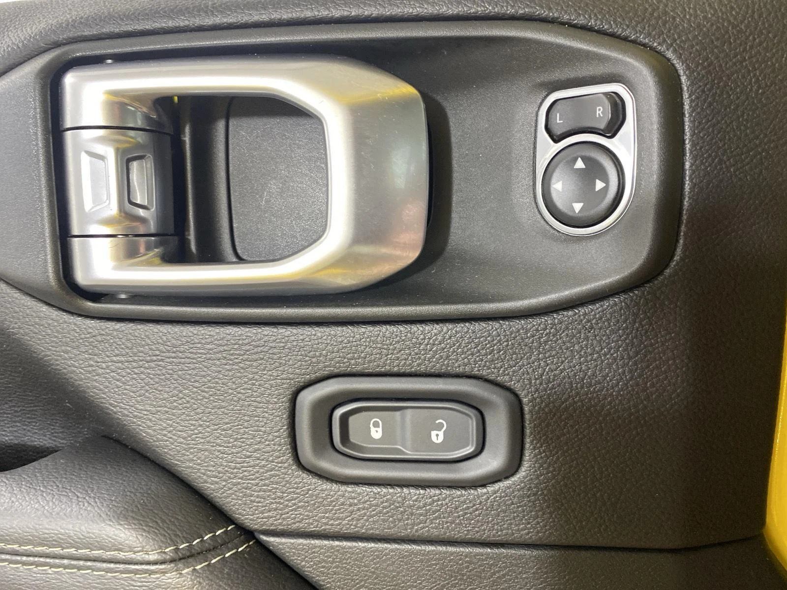 Used 2019 Hellayella Jeep Sahara image 14