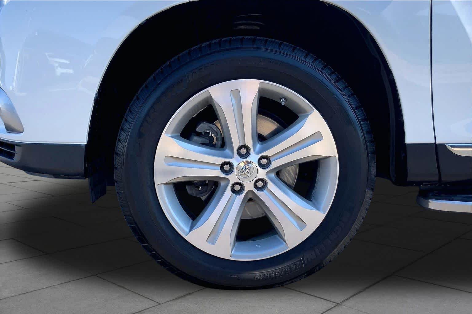 Used 2013 Blizzard Pearl Toyota Limited image 11