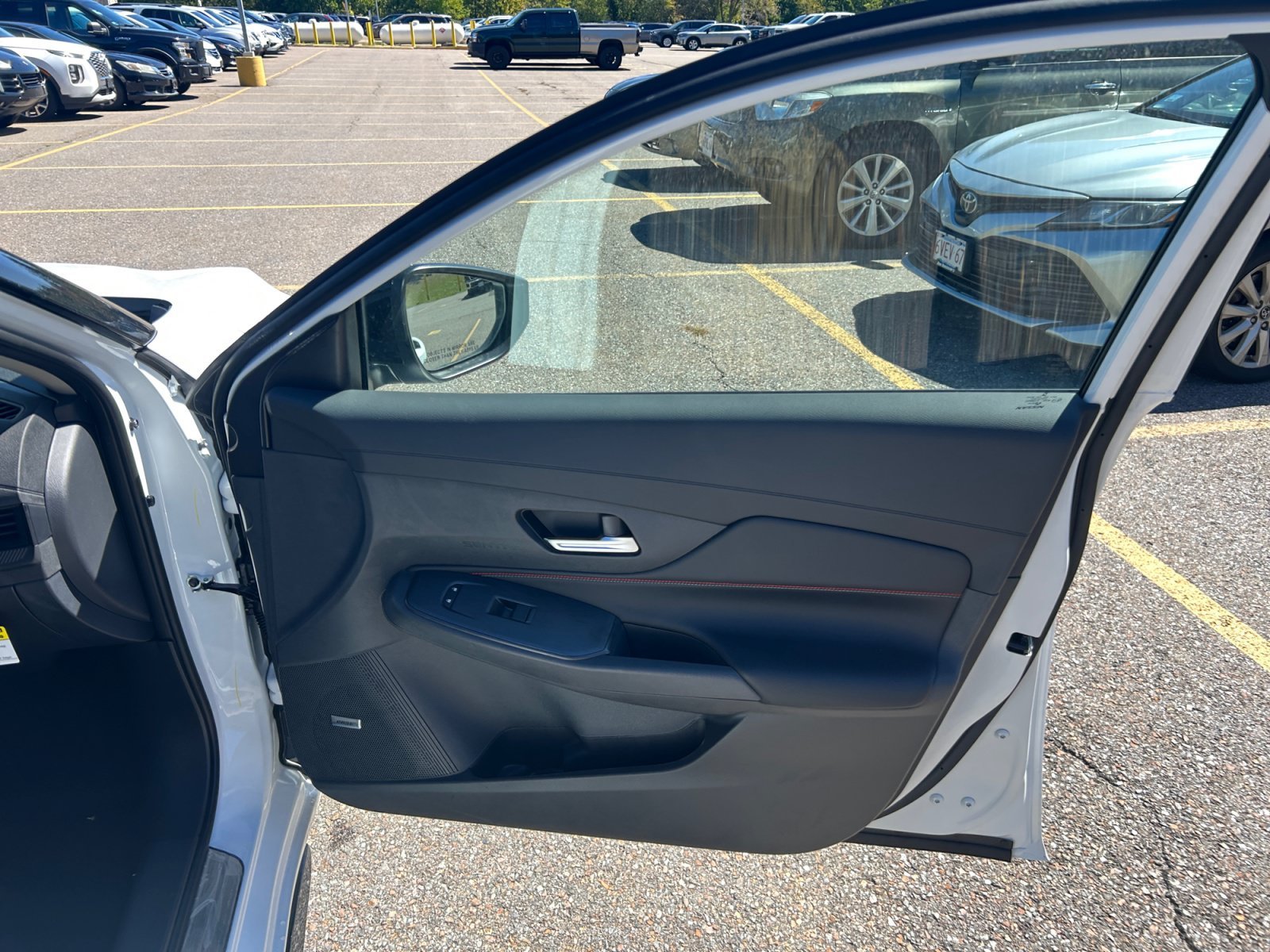 New 2027 Aspen White TriCoat / Super Black Two-tone Nissan SR image 32