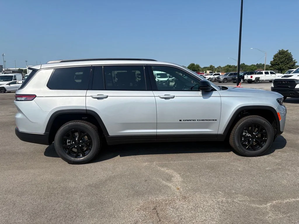 New 2026 Silver Zynith Exterior Paint Jeep Altitude image 9