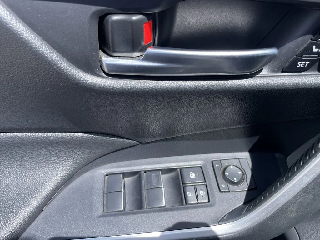 Used 2019 Super White Toyota XLE Premium image 16