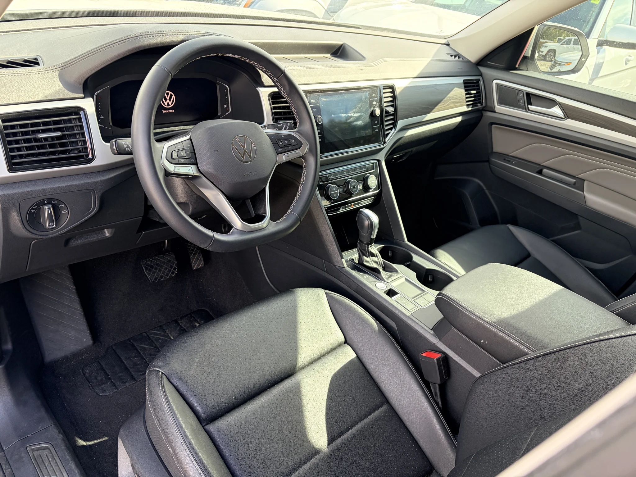 Used 2023 Pure White Volkswagen 3.6L V6 SE w/Technology image 9