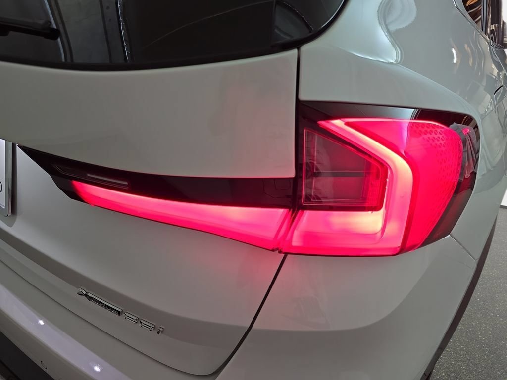 New 2026 Mineral White Metallic BMW xDrive28i image 31